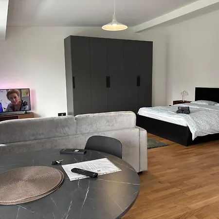 New On Floor, 2 Minutes From Train Station