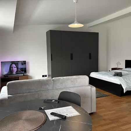 New On Floor, 2 Minutes From Train Station 62