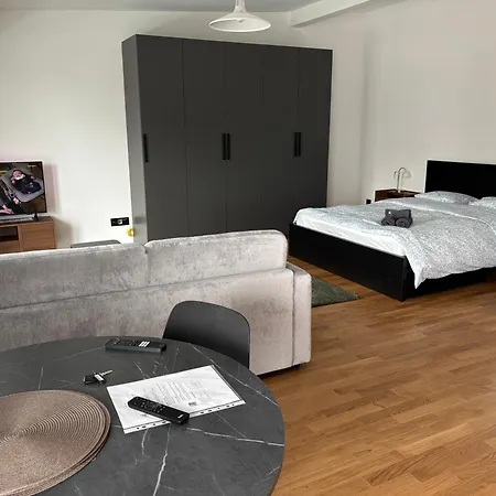 New On Floor, 2 Minutes From Train Station 62 *