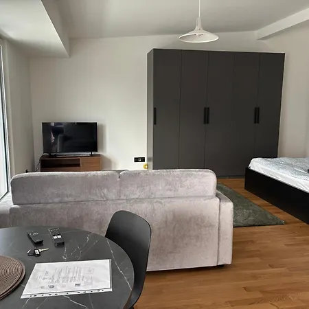 New On Floor, 2 Minutes From Train Station