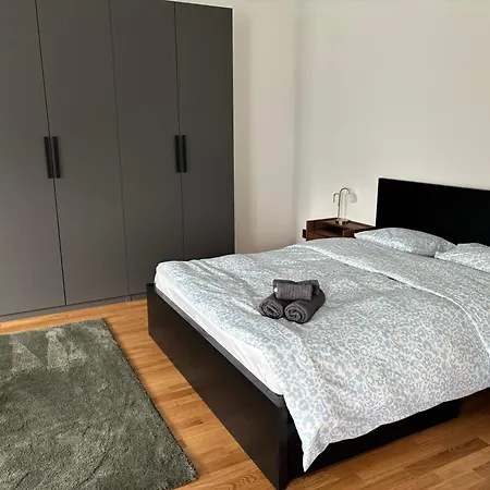 New On Floor, 2 Minutes From Train Station Apartmán *