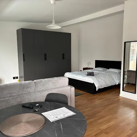 New On Floor, 2 Minutes From Train Station