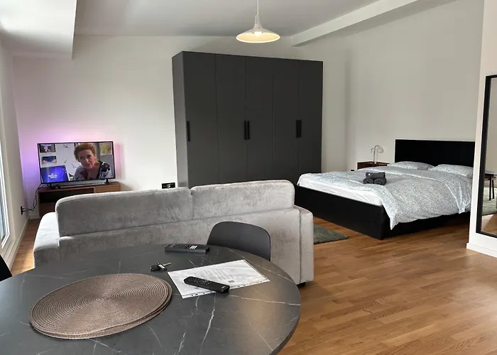 New On Floor, 2 Minutes From Train Station