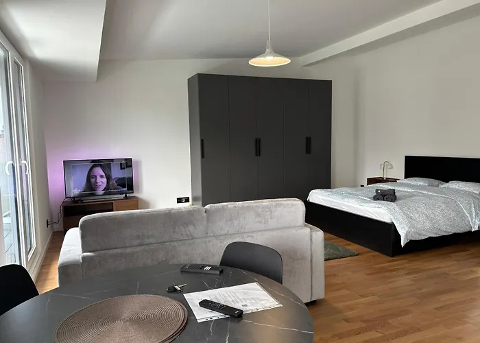 New On Floor, 2 Minutes From Train Station