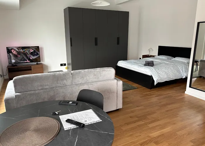 New On Floor, 2 Minutes From Train Station *