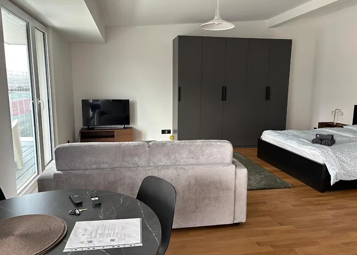 New On Floor, 2 Minutes From Train Station