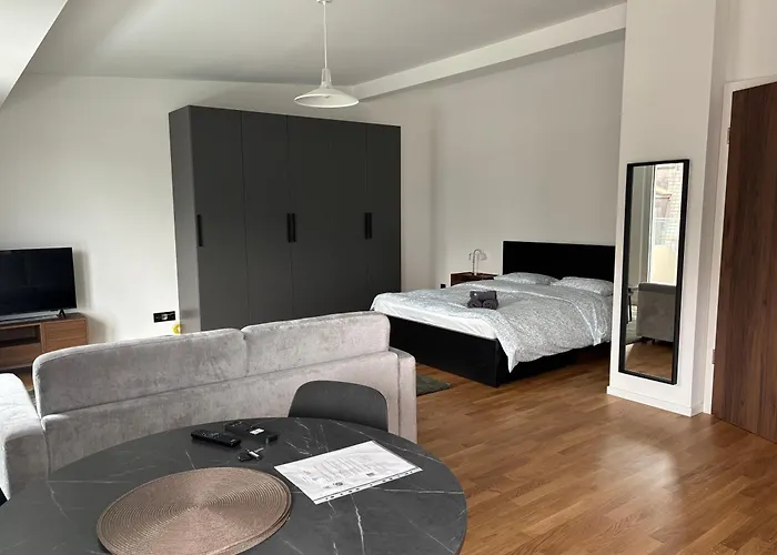 New On Floor, 2 Minutes From Train Station