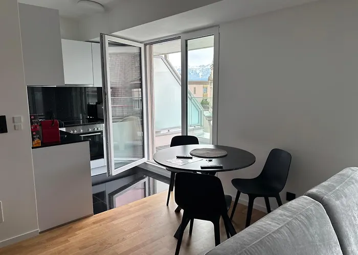 New On Floor, 2 Minutes From Train Station