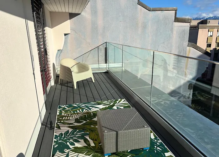 New On Floor, 2 Minutes From Train Station